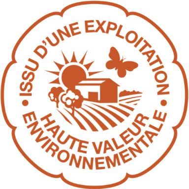 Logo d'exploitation agricole, avec un soleil, un papillon et des champs. Texte sur la valorisation environnementale.